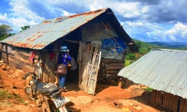 Cán bộ hội phụ nữ tới nhà vận động dân đi tiêm phòng