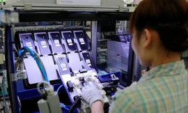 Mặt hàng chủ lực xuất khẩu là điện thoại di động giảm khiến xuất khẩu giảm. Trong ảnh, công nhân Samsung trong dây chuyền sản xuất điện thoại. Ảnh minh họa