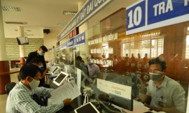 Cán bộ, công chức thành phố Thủ Đức (TPHCM) giải quyết thủ tục hành chính cho người dân