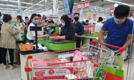 Người dân chen chân, xếp hàng tích trữ thực phẩm. Ảnh: Long Vân 