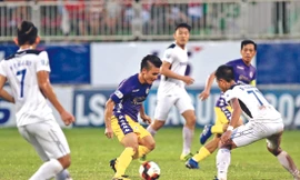 Bầu Đức nghĩ gì khi chứng kiến đội bóng thất bại nặng nề trước đối thủ?. Ảnh: Hữu Phạm