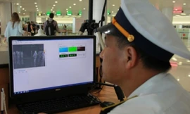 Máy đo thân nhiệt theo dõi hành khách tại sân bay Nội Bài, Hà Nội 