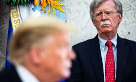 Cố vấn an ninh quốc gia John Bolton nghe Tổng thống Trump trao đổi với quốc khách tại Nhà Trắng ngày 13/5. Ảnh: Washington Post/ Getty Images