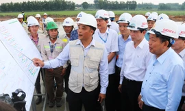 Phó Thủ tướng Thường trực Trương Hòa Bình kiểm tra tại sân bay Tân Sơn Nhất. Ảnh: Ngô Bình.