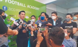 Zico Thái giữa vòng vây báo chí Thái Lan trong một sự kiện gần đây
