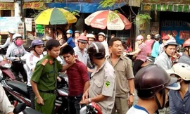 Công an TPHCM phối hợp quần chúng nhân dân khống chế một đối tượng có hành vi cướp giật. Ảnh: CACC