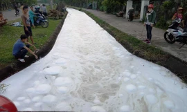 Dòng kênh sủi bọt trắng bất thường