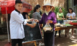 Người dân vui vẻ nhận suất ăn miễn phí 