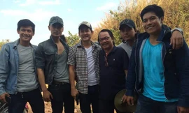 NSND Bùi Cường cùng con rể - đạo diễn Trần Vũ Thủy và các diễn viên trẻ. Ảnh: Đinh Lạc Thành