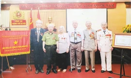 Ông Trương Tiến Ba (người thứ 2 từ trái qua phải) cùng đồng đội đơn vị trong lần gặp mặt tại Hải Phòng. Ảnh: Nhân vật cung cấp