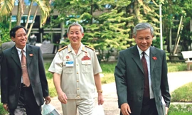 Ông Nguyễn Khoa Điềm (bìa phải)