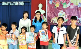 Trần Thị Thanh Thanh, Chủ nhiệm CLB Kĩ năng sống huyện Trảng Bom, tỉnh Đồng Nai (hàng sau bên phải) tặng quà trung thu cho các em nhỏ