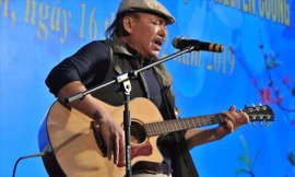 Hình ảnh quen thuộc của nhạc sĩ Trần Tiến. Ảnh: NGUYỄN ĐÌNH TOÁN 