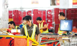 Chuẩn bị đưa thư, hàng đến người nhận