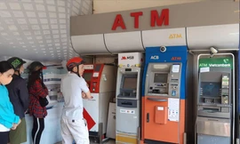 4 trụ ATM, chỉ có 1 trụ có thể giao dịch (ảnh chụp tại CoopMart Phan Văn Trị, Q.Gò Vấp, TPHCM trưa 20/1)