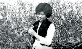 Ảnh mẹ tôi chụp tại vườn đào Nhật Tân dịp Tết 1963