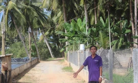 Gia đình ông Chóm cùng nhiều hộ dân trong xã đã tự nguyện hiến đất để có con đường rộng hơn. Ảnh: Trương Định 