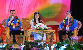 Bác sỹ Nguyễn Ngọc Sang, Nguyễn Phương Thảo và Nguyễn Hữu Hào (từ phải sang trái) tại chương trình giao lưu. Ảnh: Hoàng Mạnh Thắng