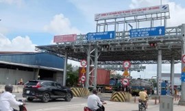 Trạm thu phí T2 Quốc lộ 91 tới nay vẫn chưa thể thu phí trở lại do bị tài xế phản đối. Ảnh: Phạm Thanh