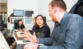 Văn Đinh Hồng Vũ trao đổi với cộng sự ở Elsa