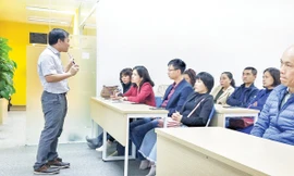 ThS Đặng Minh Tuấn trong buổi thuyết trình cho các phụ huynh