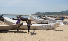 Hình ảnh thuyền nằm bãi tại xã Kỳ Phương, Kỳ Anh