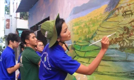 Hoa hậu H’Hen Niê, Đại sứ chiến dịch tham gia trang trí mảng tường trên phố sau lễ ra quân. Ảnh: NGÔ TÙNG