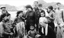 Chủ tịch Hồ Chí Minh thăm đồng bào huyện Đại Từ tỉnh Thái Nguyên, năm 1954. Ảnh: TL