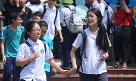 Thí sinh dự thi vào lớp 10 hội đồng thi trường THPT chuyên Khoa học tự nhiên ngày 27- 28/5. Ảnh: Hùng Lê 