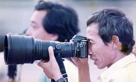 Nhà báo Tường Vy tác nghiệp