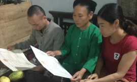 Con cháu bà Phảy ôn lại truyền thống cách mạng của gia đình. Ảnh: Duy Chiến