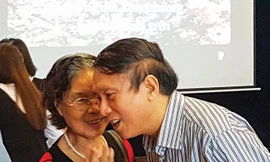 Nhà thơ Dương Kỳ Anh (phải) và cô Bích Hậu - nguyên Trưởng ban Bạn đọc