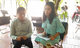 Bà B.T.T.L (bìa trái) kể lại câu chuyện “sập bẫy” khi đi làm đẹp miễn phí ở spa. Ảnh: Văn Minh