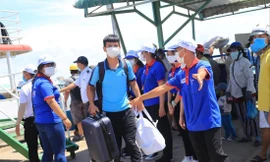 Các tình nguyện viên đón học sinh huyện đảo Phú Quý vào đất liền thi tốt nghiệp THPT. Ảnh: TĐBT