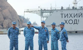 Thiếu tá Trần Văn Phương (người đứng giữa, chỉ tay) trao đổi cùng đồng đội trước khi lên đường thực hiện nhiệm vụ. Ảnh: NVCC