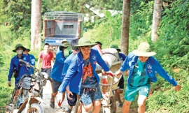 Sinh viên Đại học Công đoàn thực hiện chiến dịch mùa hè xanh tại huyện Chiêm Hóa, tỉnh Tuyên Quang. Ảnh: Lưu Trinh