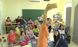 Cô giáo Dương Thị Thu Hà và học sinh tại lớp học của những em bị down Ảnh: CTV