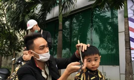 Anh Gia Bảo chăm chú làm đẹp cho vị khách nhỏ. Ảnh: Đ.T
