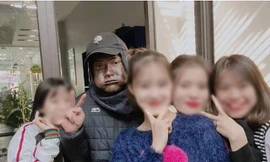 “Người mặc đồ đen” phiên bản nhái chụp ảnh với “người hâm mộ”