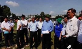 Bí thư Thành ủy TPHCM Nguyễn Thiện Nhân kiểm tra xây dựng trái phép tại huyện Bình Chánh vào sáng 17/5 