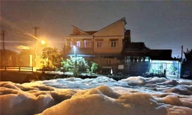 Kênh Ba Bò nổi trắng bọt hóa chất thải ra từ các nhà máy xung quanh. Ảnh: Hương Chi