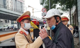 CSGT Hà Nội kiểm tra, xử lý vi phạm. Ảnh: Nguyễn Hoàn