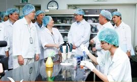 Lãnh đạo nhà nước thăm phòng thí nghiệm