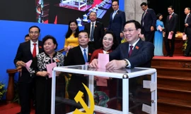 Bí thư Thành ủy Hà Nội Vương Đình Huệ bỏ phiếu tại Đại hội Đảng bộ thành phố Hà Nội, nhiệm kỳ 2020-2025. Ảnh: Như Ý