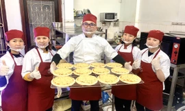 Công việc làm bánh giúp anh Duẩn và nhân viên có thêm thu nhập 