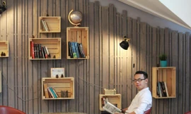 CEO Lê Anh Tiến bên không gian làm việc của mình. Ảnh: PV 