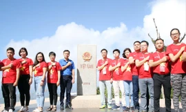 Các đại biểu trong Hành trình Tôi yêu Tổ quốc tôi 2019 tạo hình bản đồ đất nước. Ảnh: CTV 