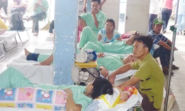 Dịch vụ y tế tăng giá có khắc phục được tình trạng bệnh nhân vạ vật ở hành lang bệnh viện? Ảnh: Lê Nguyễn