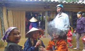 Xem phụ nữ Mường rít thuốc lào