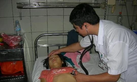 Một bệnh nhi ngộ độc chì đang được điều trị tại Khoa Nhi, BV. Bạch Mai.